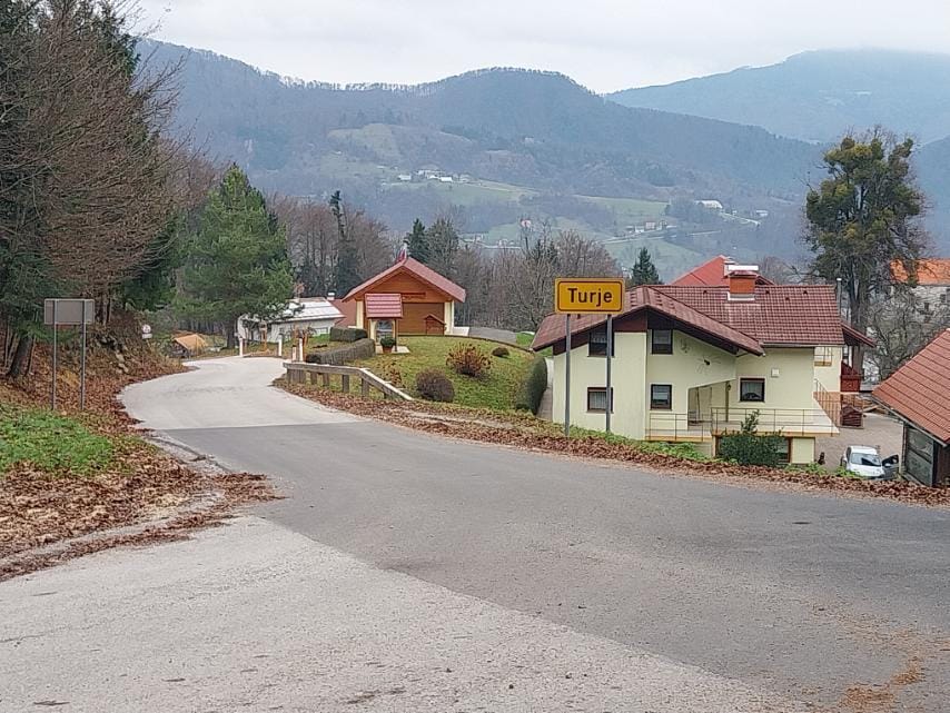 Popolna zmeda: Kdo hodi po vaseh - Telekom, RUNE, elektro ali tatovi?