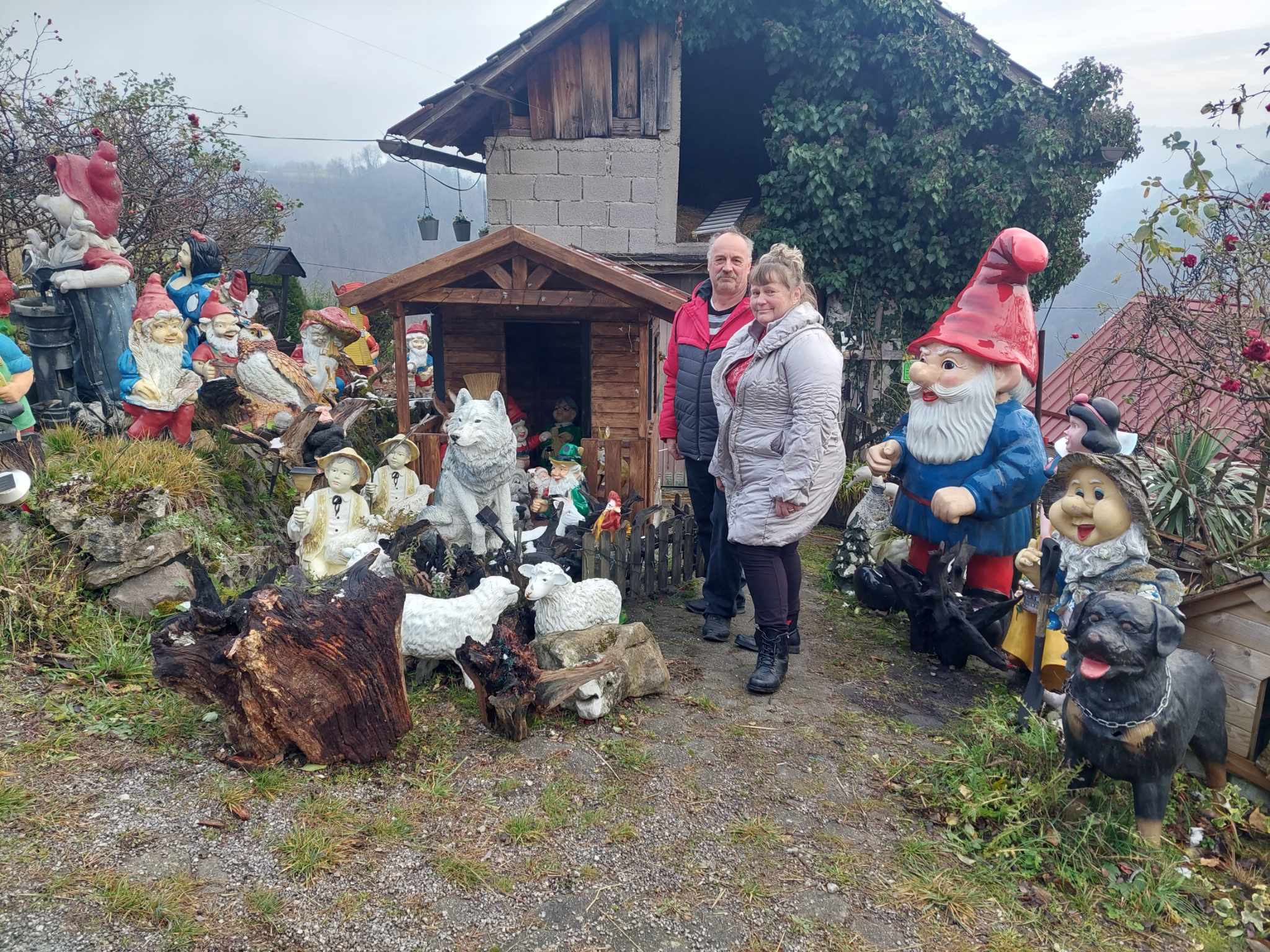 Dežela palčkov odeta v božično okrasje