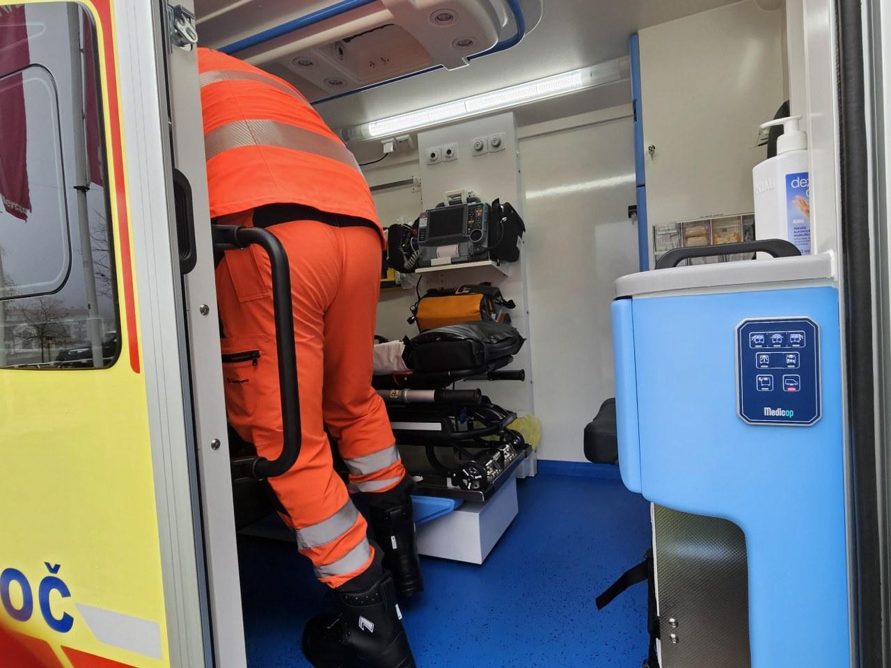 V nesreči pri delu huje poškodovana dva delavca