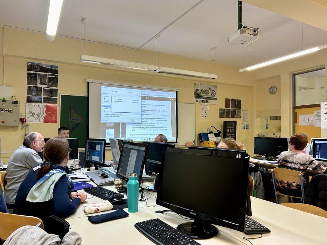 Ujemi priložnost in brezplačno nadgradi svoje znanje