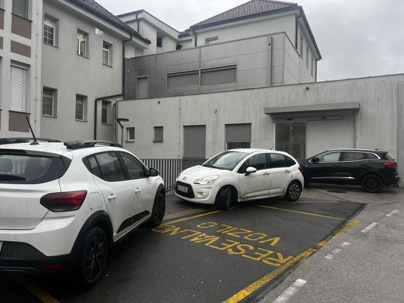 Ne manj, ampak vse VEČ napačnega parkiranja pri trboveljski urgenci