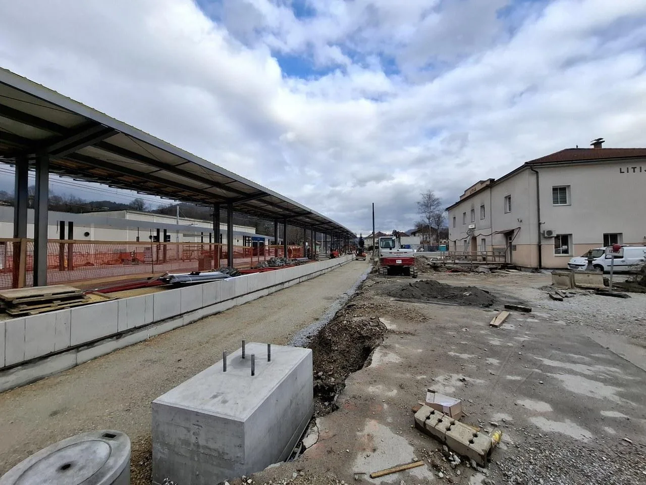 Na parkirišču železniške sledi še gradnja obračališča in ureditev dostopne poti, sledi prenova čakalnice