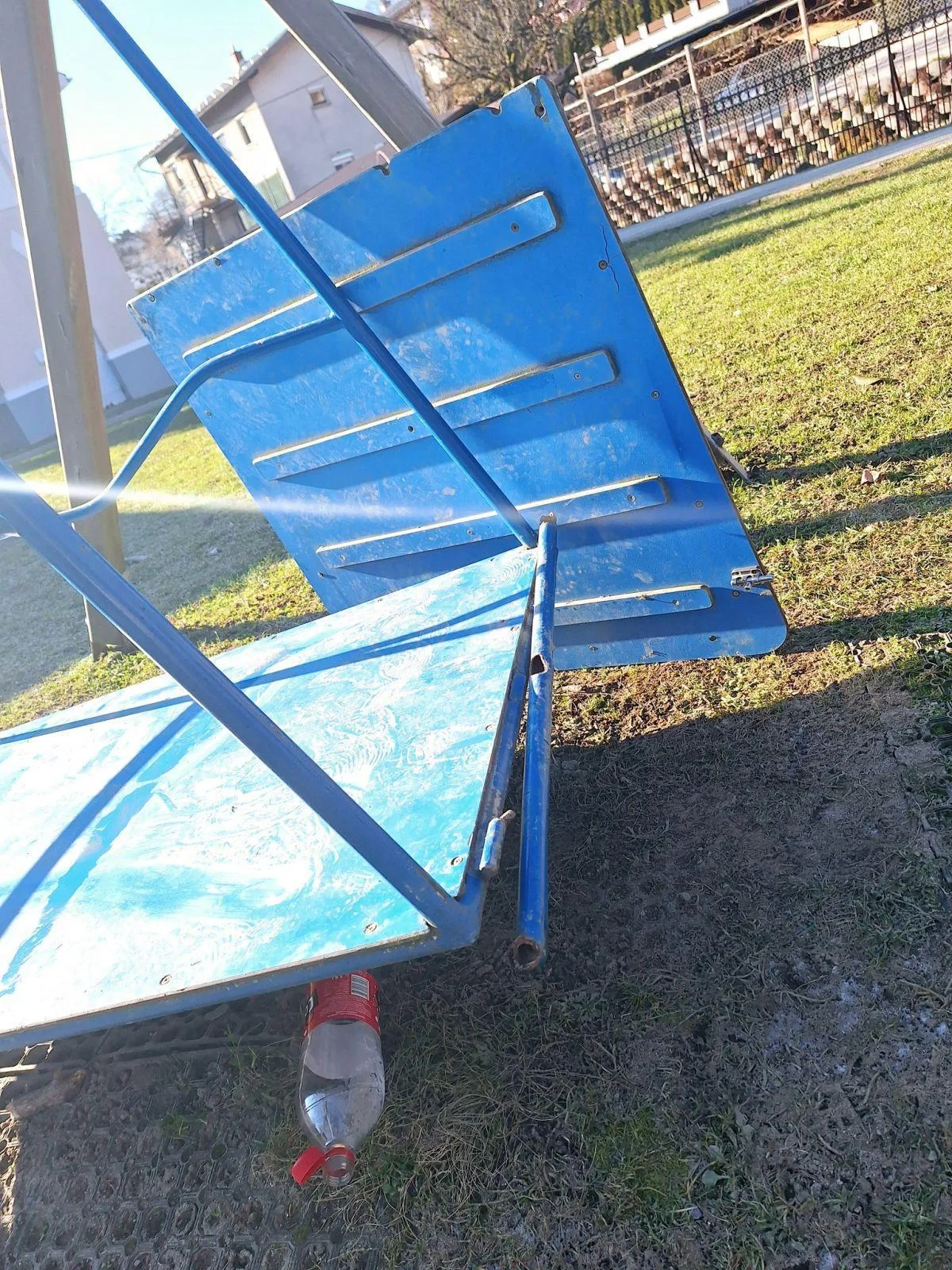 Vandalizem v trboveljskem parku: uničili gugalnico, novoletne okraske ...