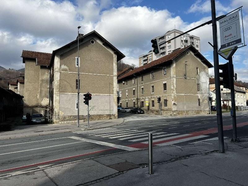 Pred dnevi dorekli glede Njive - ena hiša ostane, tri bodo porušili