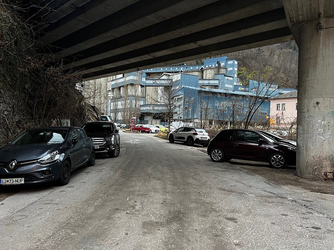 Razbili so steklo na parkiranem avtomobilu, znesli so se tudi nad pnevmatikami