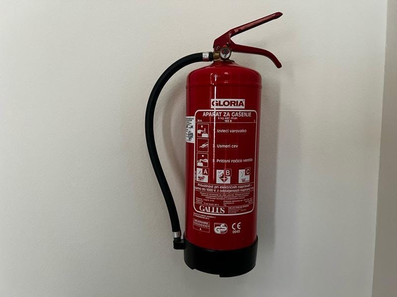 V nočnem času stanovalci gasili požar