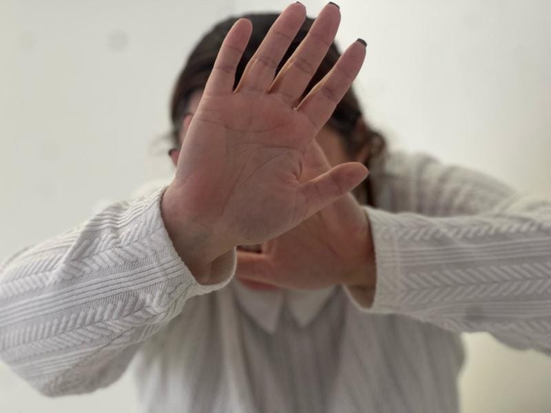 Nasilnežu, ki se je spravi nad družino, izrekli prepoved približevanja