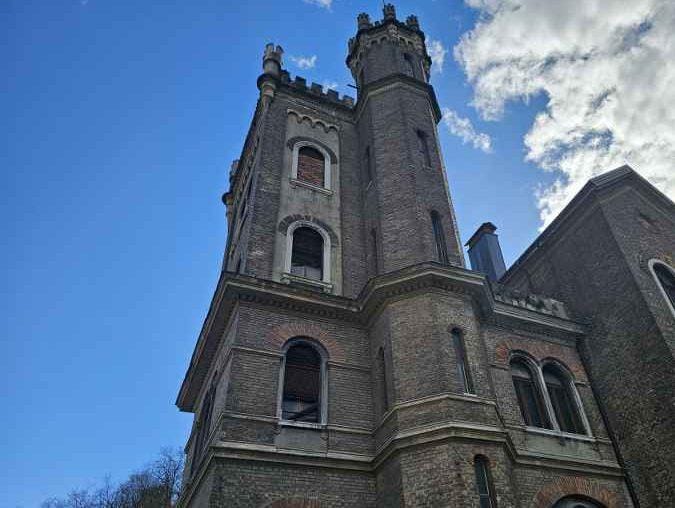 Vili de Seppi zagotovljeni milijoni, zgradili bodo tudi podzemni tunel do železnice