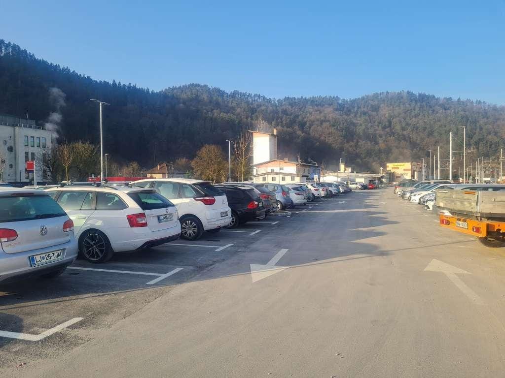 Težave s parkiranjem v Litiji: Bo novo parkirišče ob železniški postaji zadostovalo potrebam?