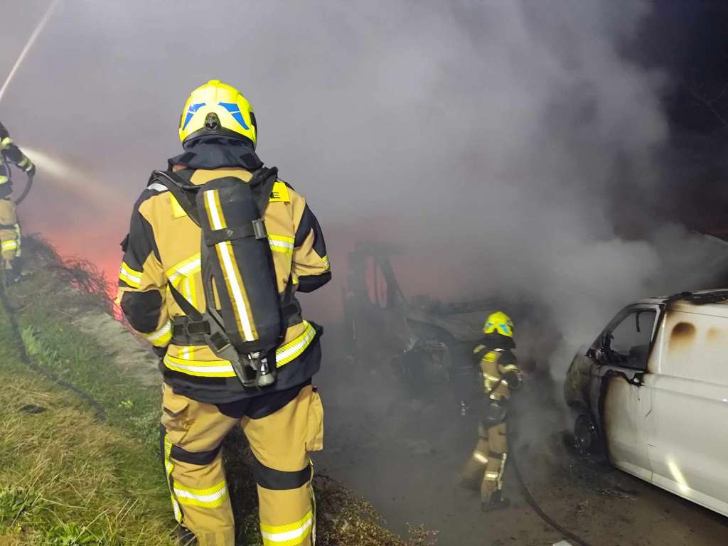 Požar v Trbovljah: Zagoreli osebni vozili in avtodom, ognjeni zublji so dosegli tudi hišo