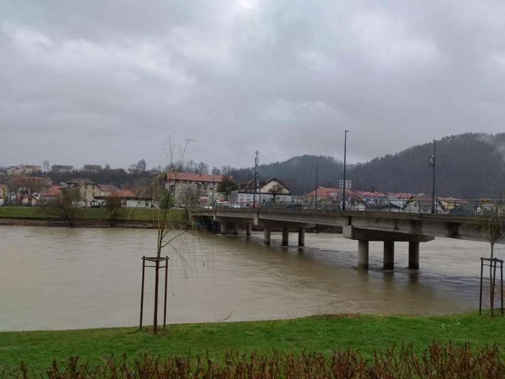 V Zasavju bo danes še padalo, Sava že narastla