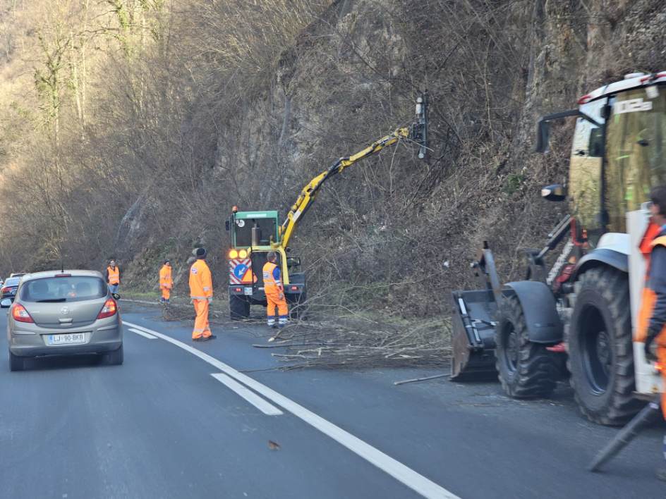 POZOR: Na cesti za Savo nova polovična zapora
