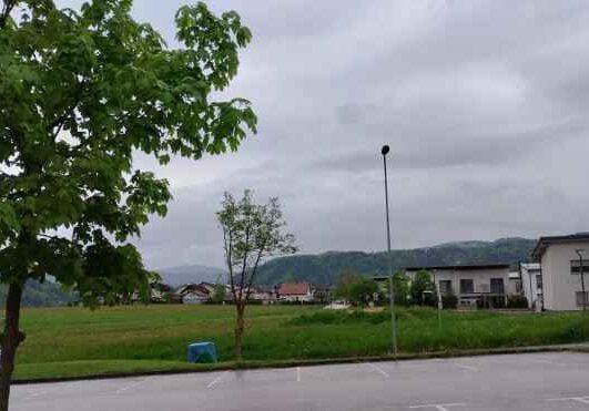 Parcelo pri zdravstvenem domu pripravljajo za gradnjo bloka