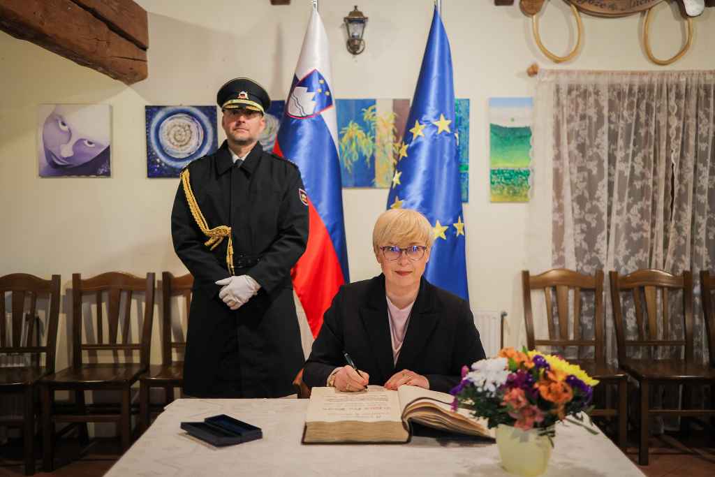 Predsednica Slovenije nam je zaupala, kaj je včeraj ob obisku Zasavja zapisala v knjigo