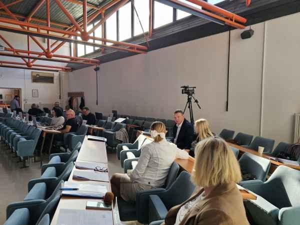 Po prvi uri seje svetniki že zahtevali prekinitev za posvet