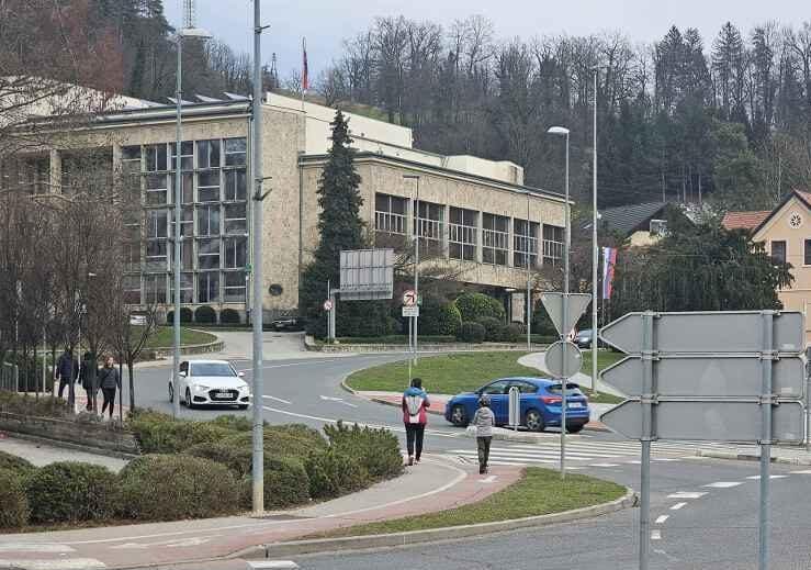Plače v javni upravi naj bi bile s prenovo sistema višje - pa se kaj pozna?