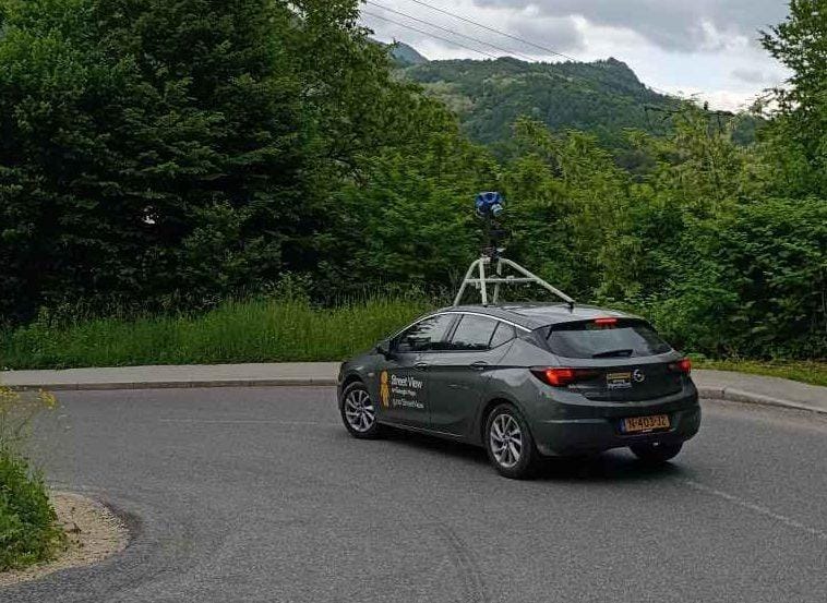 FOTO: Na delu ujeli Google vozilo, ki s 360-stopinjskim fotoaparatom slika Zasavje