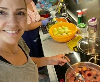 "Obožujem poletje … a me je groza, ker vem, da bom morala obleči kopalke" Spela_hernavs_prebujena