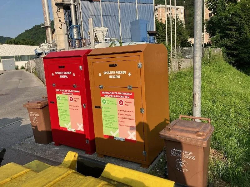 Novi zabojniki za zbiranje odpadnega tekstila na dveh lokacijah