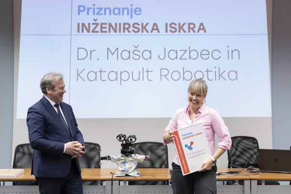 Iskrivo priznanje v rokah Trboveljčanke