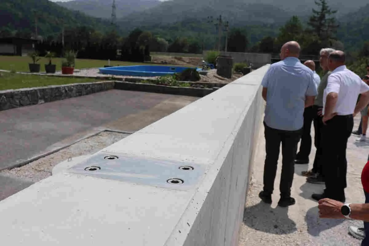 Ojačitev montažnega zidu z notranjimi stebri