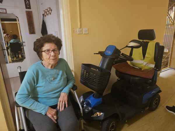 Voziček 85-letne Vide tako moti soseda, da je poklical inšpekcijo