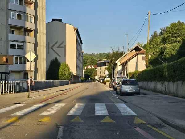 Cesto bodo spremenili v enosmerno in dodali parkirišča