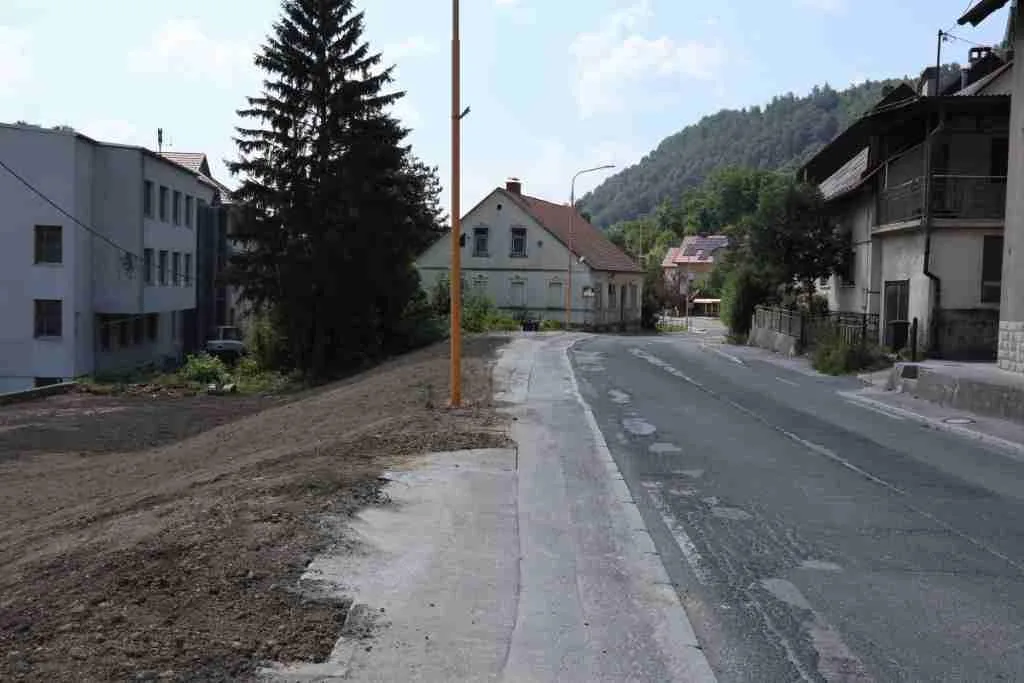 Hiše so padle, ne zmanjka in ne zmanjka pa ovir za pričetek rekonstrukcije ceste