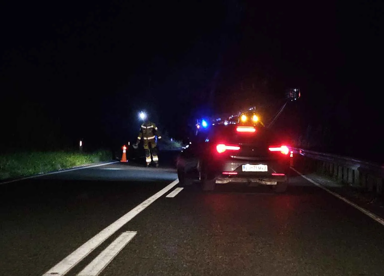 Zaletel se je v avtomobila za njim, policisti pridržali sopotnico Prometna_nesreča_cesta_za_Savo_intervencija_Trbovlje_julij_2025_1280x922