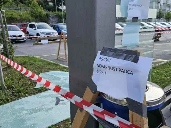 Dogodka na prenovljenih železniških postajah v Zasavju naj bi bila le splet okoliščin Železniška_postaja_Zagorje_padlo_steklo_julij_2025 (9)_600x450