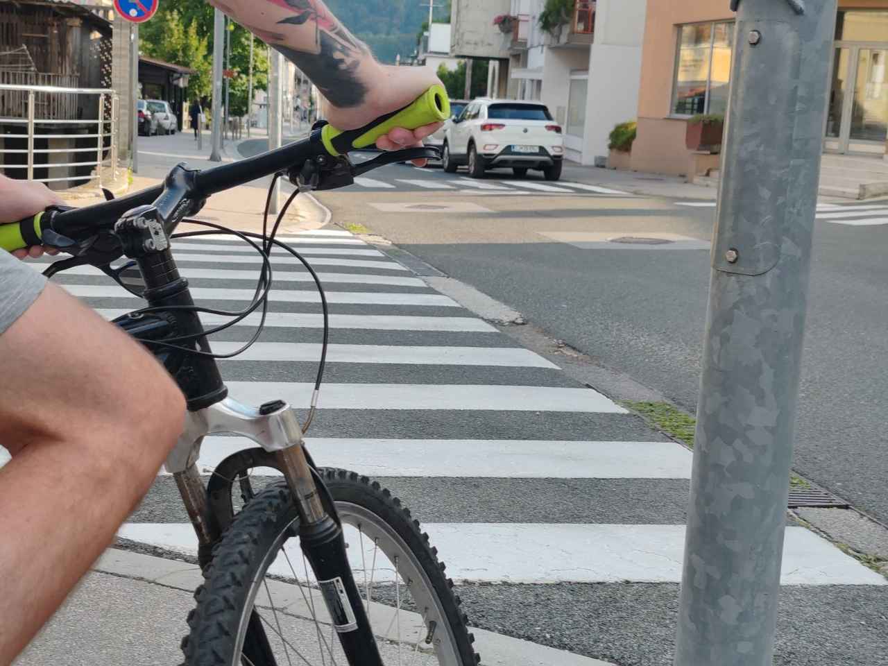 Ponesrečenega kolesarja so morali odpeljati v bolnišnico