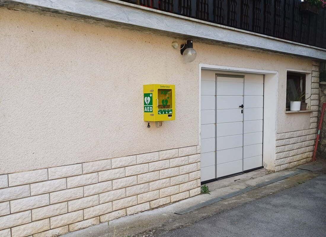 Za reševanje življenj pripravljen nov defibrilator