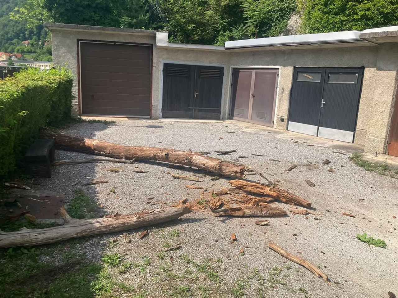 Krajani že leta opozarjajo na nevarnosti s hriba, a zaman