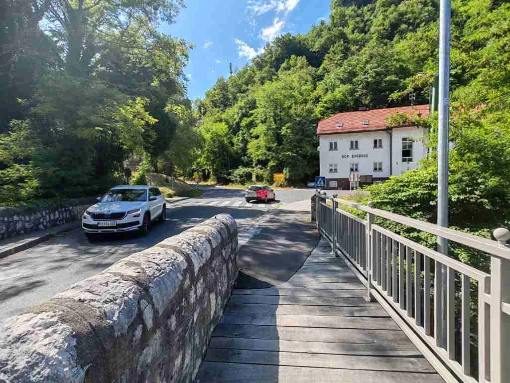 Je semafor pred kamnitim mostom rešitev za nesramne voznike?