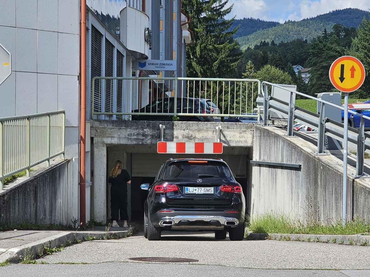 Redka priložnost sredi Trbovelj za najem parkirišča v garaži