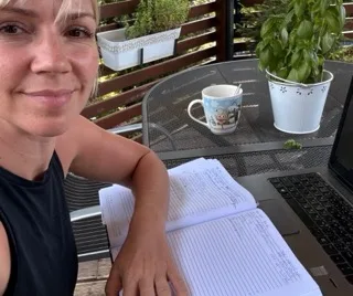 Saša je bila prepričana, da je vsega kriva čokolada. Kar sem ji razkrila, jo je zelo presenetilo. Špela_piše_Small