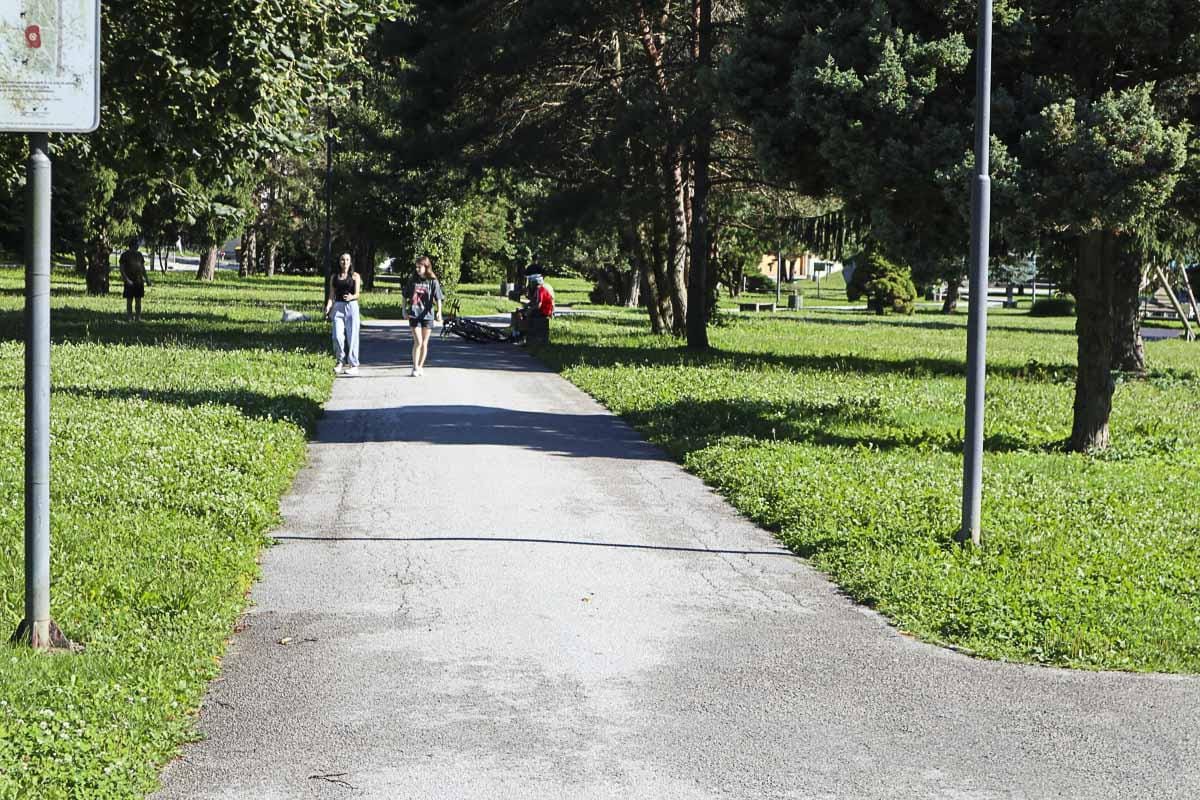 Srečanje z e-skirojem v trboveljskem parku končalo skoraj tragično