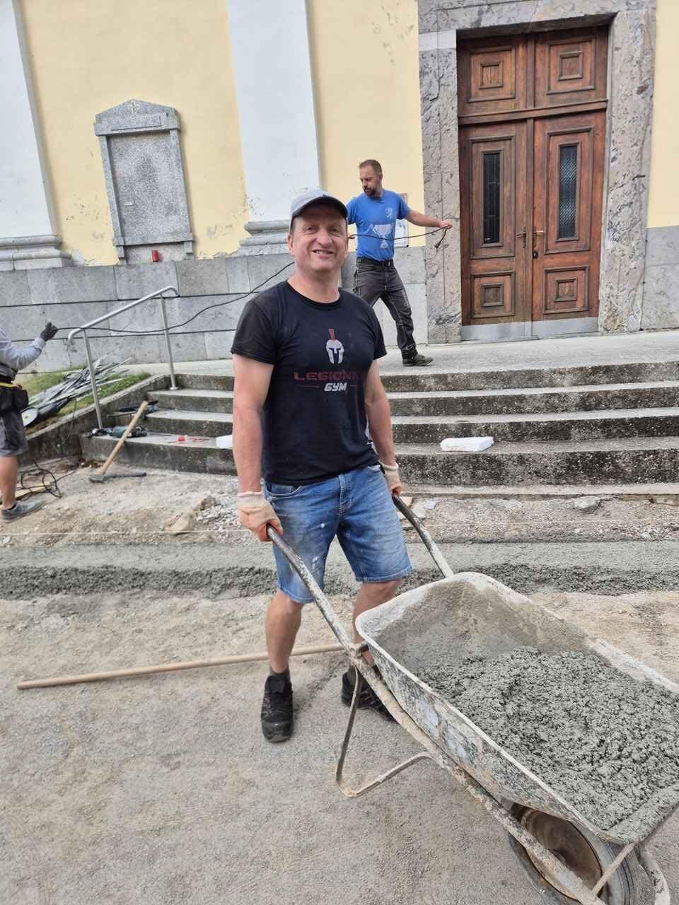 Dovolj so imeli čakanja na miloščino, zavihali so rokave in se lotili dela!