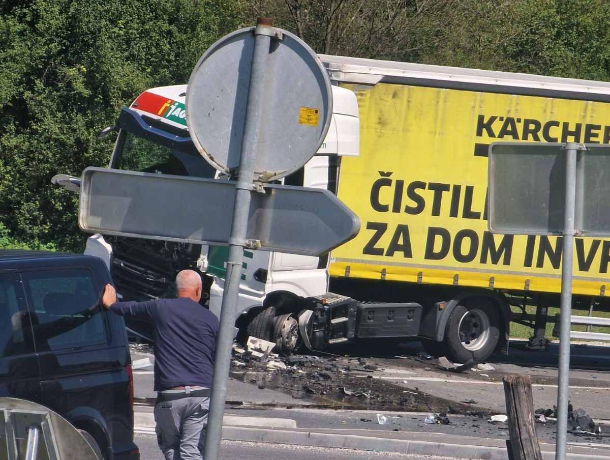 Zaradi prometne nesreče cesta zaprta v obe smeri