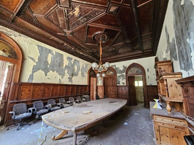 EKSKLUZIVNO: Vstopili smo v dve desetletji zaprto vilo, ki jo čaka še naporna pot [foto]