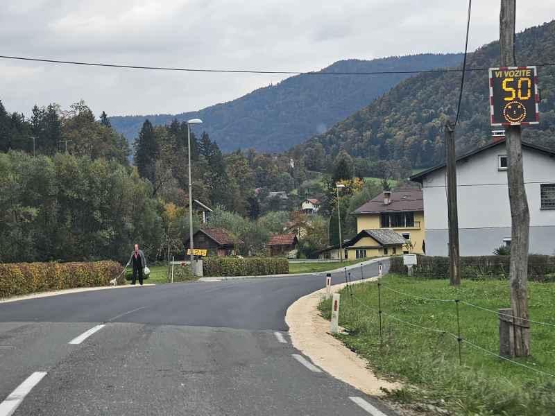 Kar od enkrat dela na cesti, obvestil pa nikjer