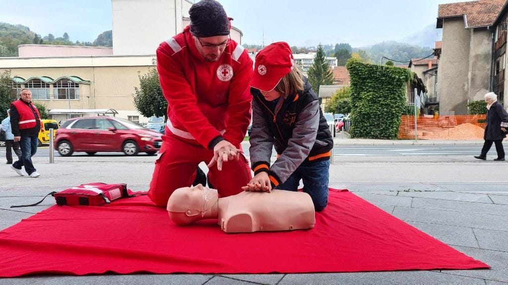 Otroku se je zaletel košček hrane. Kaj pa zdaj?