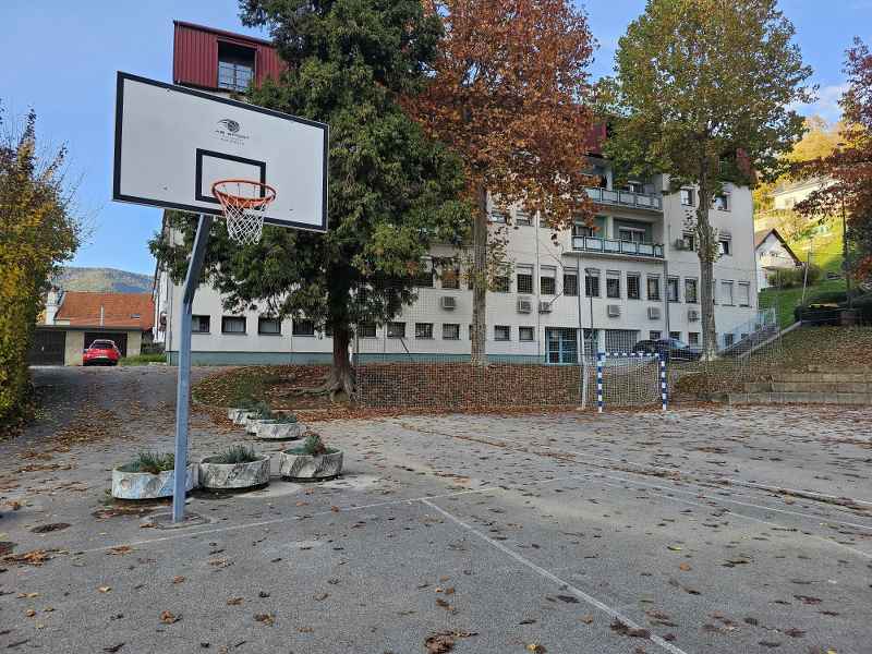 Novo igrišče - urejeno, stoli - urejeno, table - še čakajo ...