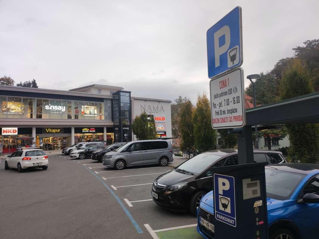 Parkirišča v Zasavju: Letos od parkirnine že 25.000 evrov, sosedi le neplačljive modre cone