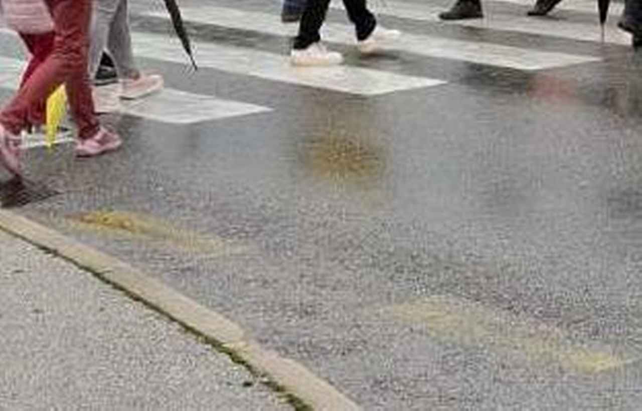 Med prečkanjem ceste jo je zbil voznik trikolesnika