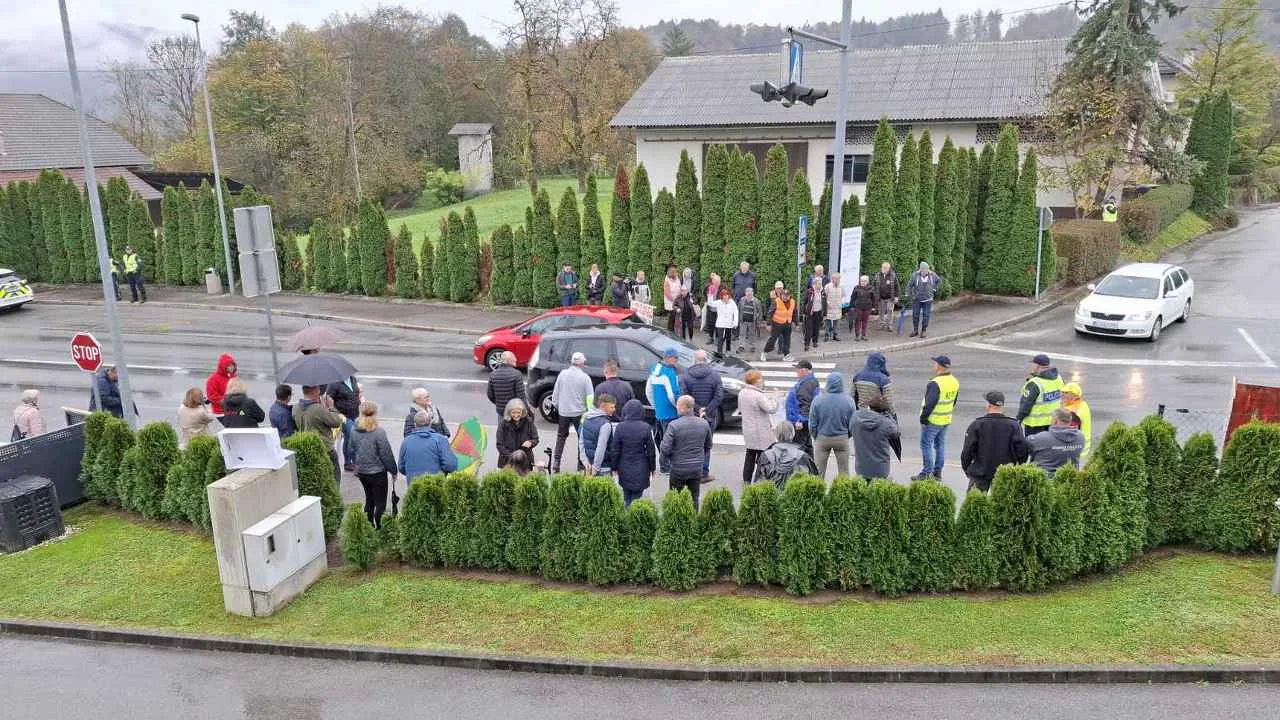Krajani na ulico, odločevalci pa - "postopki zahtevajo svoj čas"protestni_shod_civilna_iniciativa_za_obvoznico_Hotič_oktober_2025-foto_Teodor_Plaznik (3)_1280x720