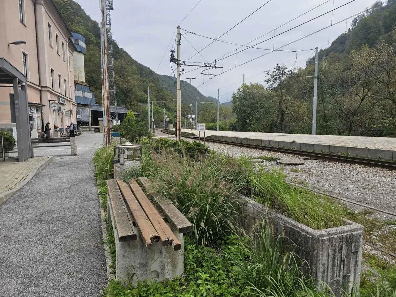 Prenova postaje naj bi se začela julija, a je tam še vse mirno zelezniska_postaja_Trbovlje_september_2025 (4)_1280x960