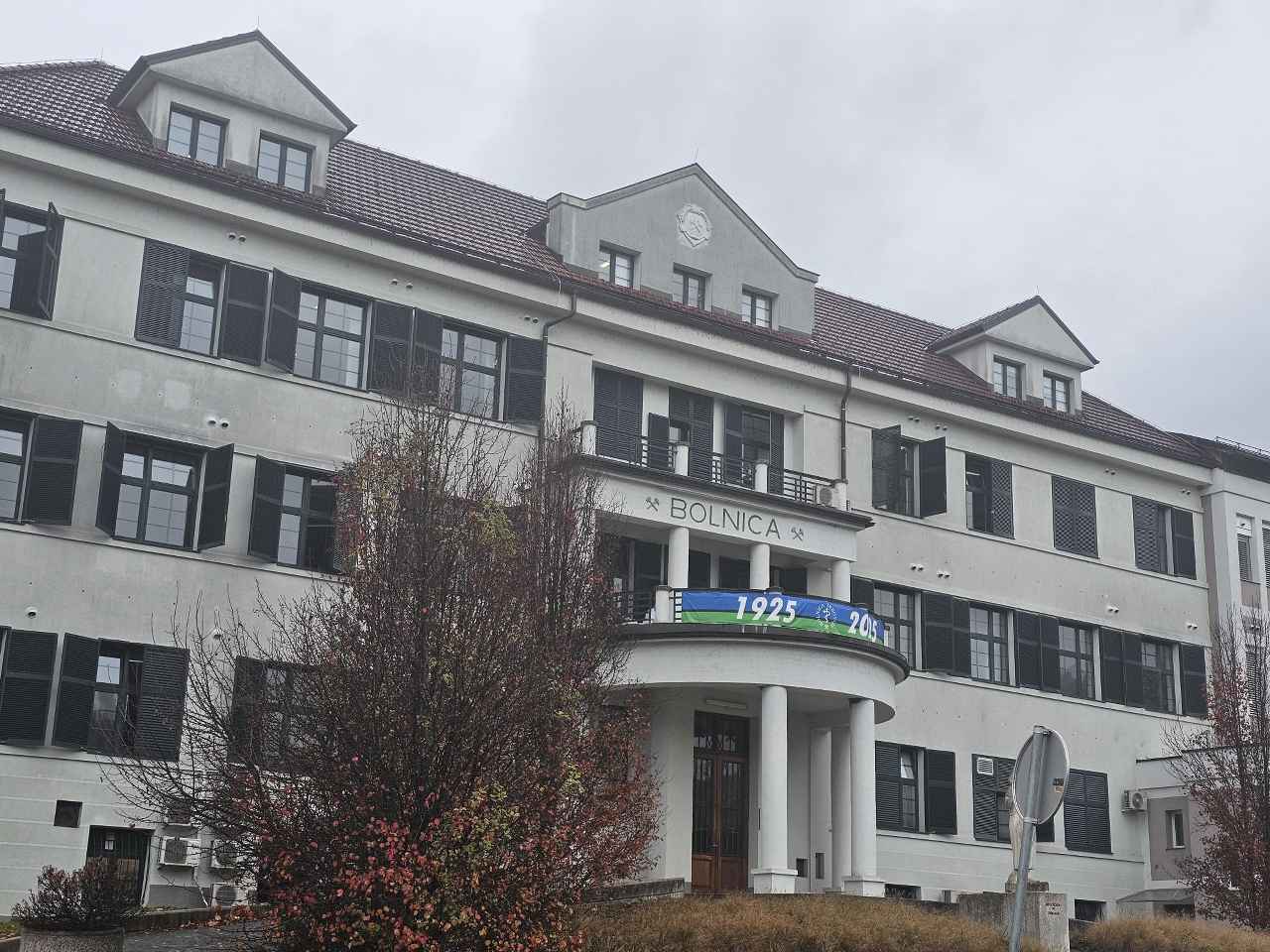 Obiski v bolnišnici prepovedani, vrh števila okuženih še pričakujejo