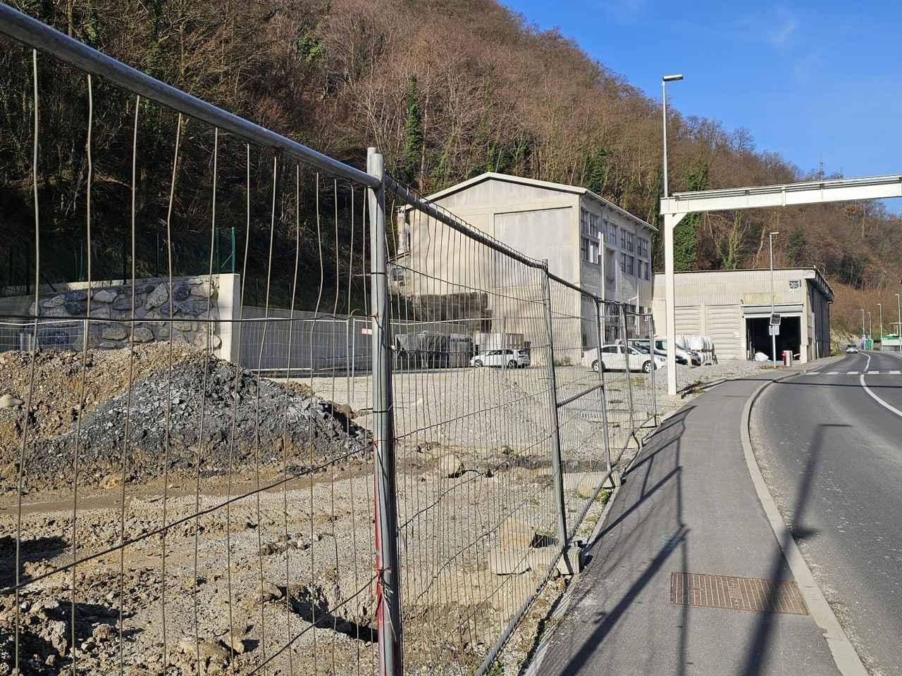 Drugo leto naj bi ob glavni cesti že stal nov objekt