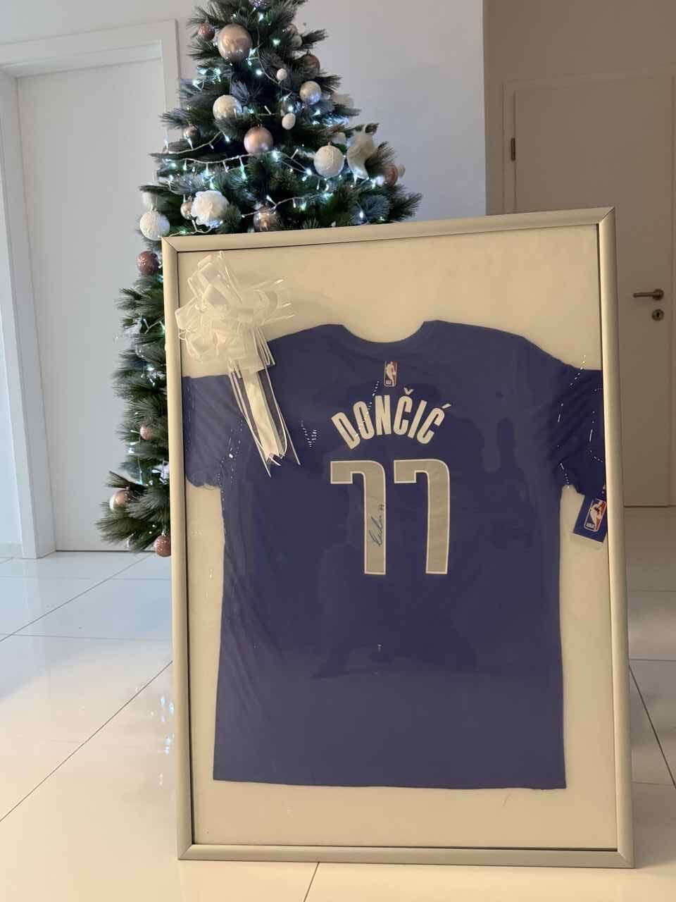 Podpisana majica Dončića na dražbi v Zasavju